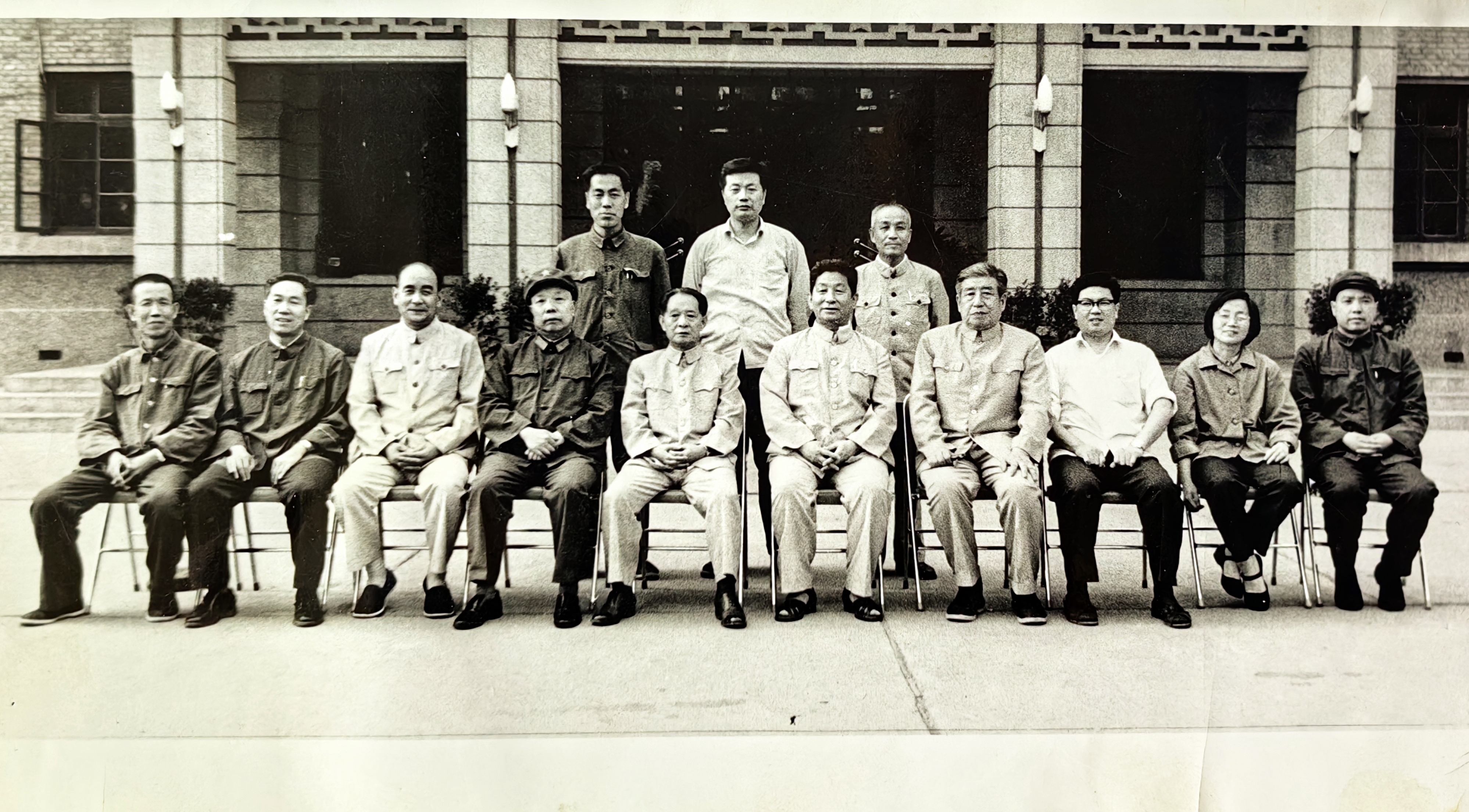 1983年在榆中夏官营军营张国维（第一排左二）与时任中共中央总书记胡耀邦、中共中央政治局委员王兆国、国务院副总理杨静仁、中央军委政治部主任肖华、甘肃省委书记李子奇等领导的合影.jpg